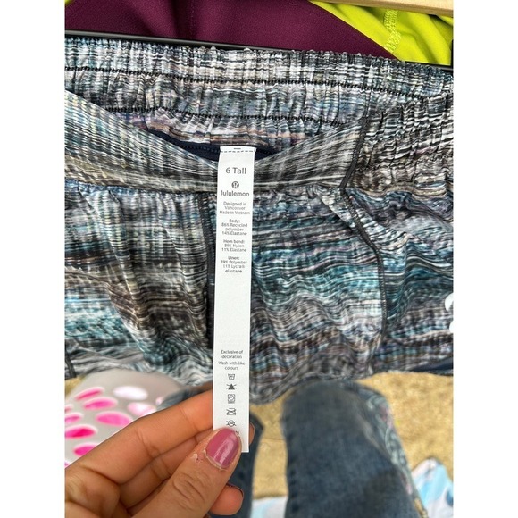 Lululemon x Peloton Collab 4" Hottie Hot Womens Shorts, Size 6 Tall - Picture 4 of 4